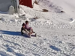 KIZAK KAYAN ÇOCUKLAR