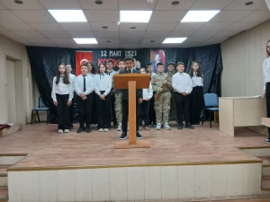 GÖSTERİ YAPAN ÖĞRENCİLER