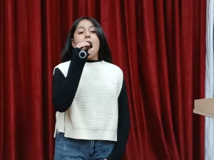 ŞİİR OKUYAN ÖĞRENCİ