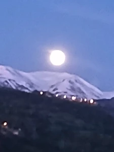 Ay ve karlı dağlar