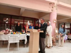 MÜDÜR KONUŞURKEN